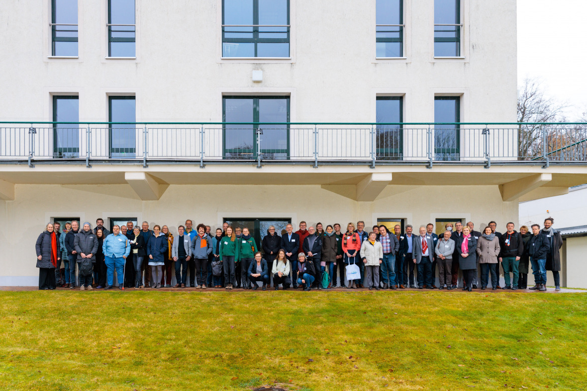 Gruppenbild mit den Teilnehmerinnen und Teilnehmern der Plenarveranstaltung der Nachhaltigkeitsplattform Brandenburg.