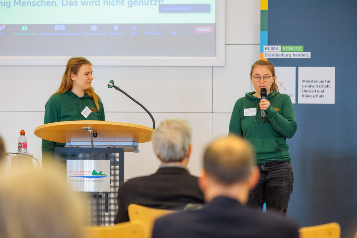 Pauline Pautz (links) und Jana Schelte vom Jugendforum Nachhaltigkeit Brandenburg (JUFONA) bei ihrem Impuls zum Thema "Wo steht Brandenburg aktuell in Sachen Klimaschutz?".