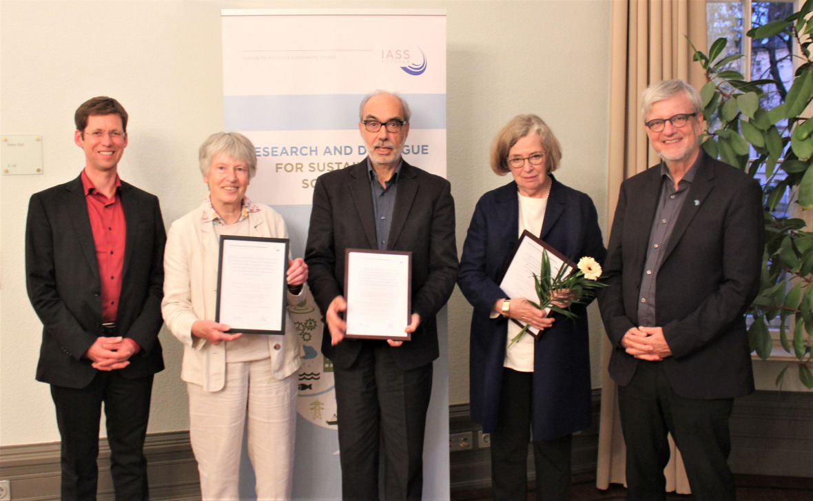 The IASS Board of Directors presented the members of the Advisory Board attending the meeting with their certificates of membership; other members followed the event online. F.l.t.r.: Mark Lawrence, Angelika Zahrnt, Jorge Vasconcelos, Christiane Neumann, Ortwin Renn.