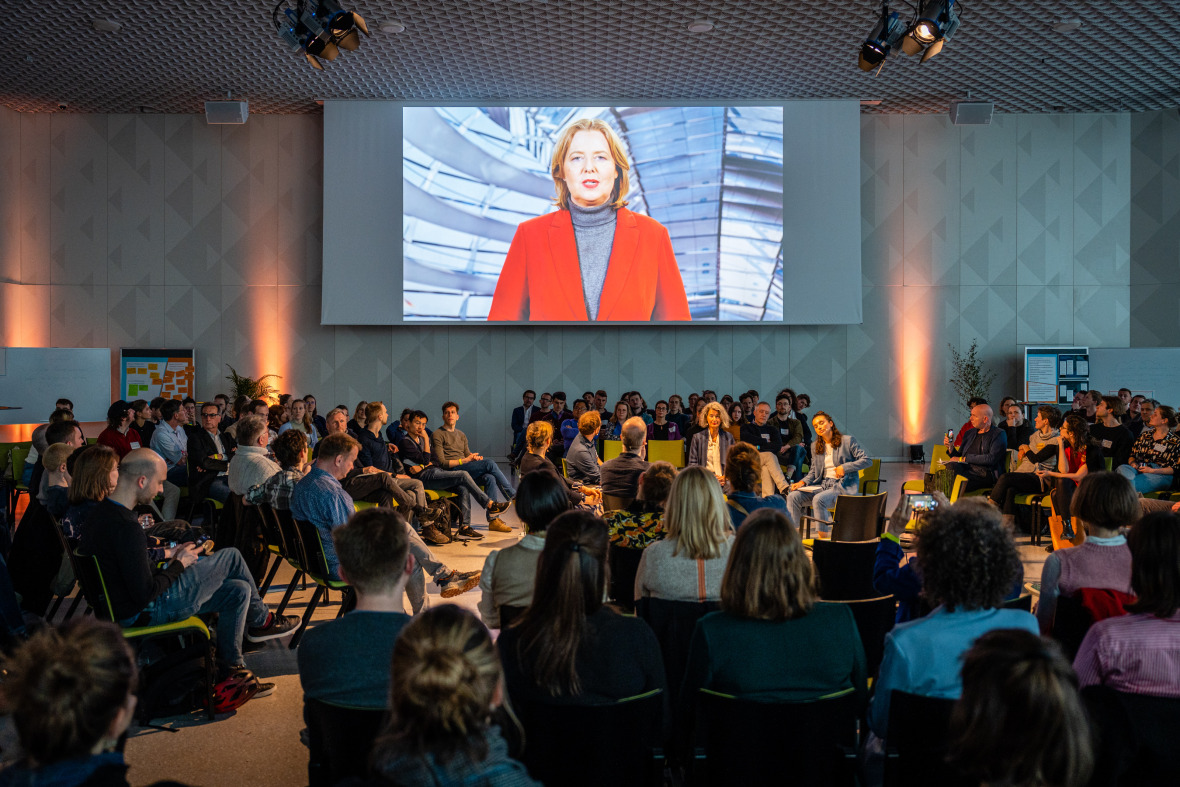 Bundestagspräsidentin Bärbel Bas begrüßt die Teilnehmenden per Videobotschaft.