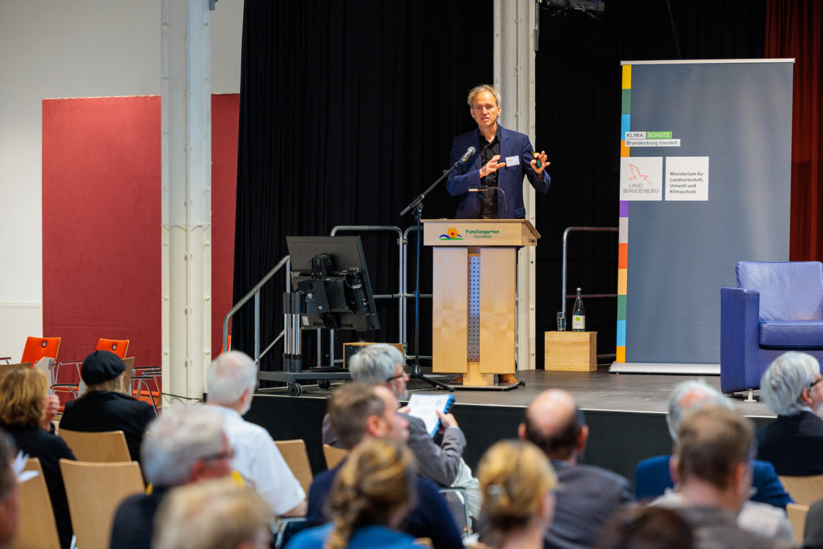 Bernd Hirschl from the Institute for Ecological Economy Research spoke about strategic challenges on the path to climate neutrality.