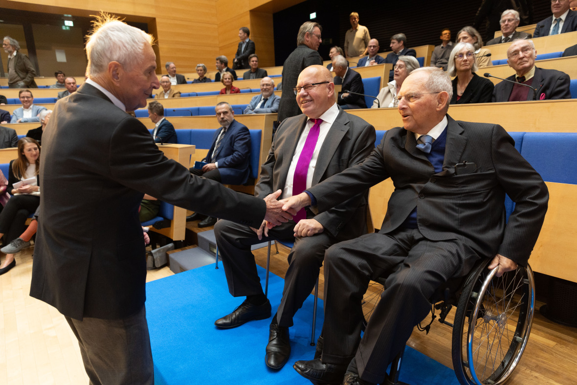 Klaus Töpfer greets Wolfgang Schäuble and Peter Altmaier.