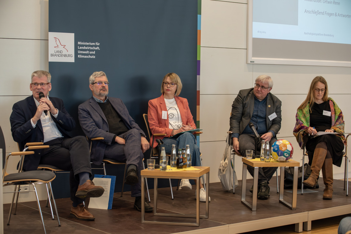 Plenarveranstaltung Nachhaltigkeitsplattform Podiumsdiskussion aktive Zivilgesellschaft