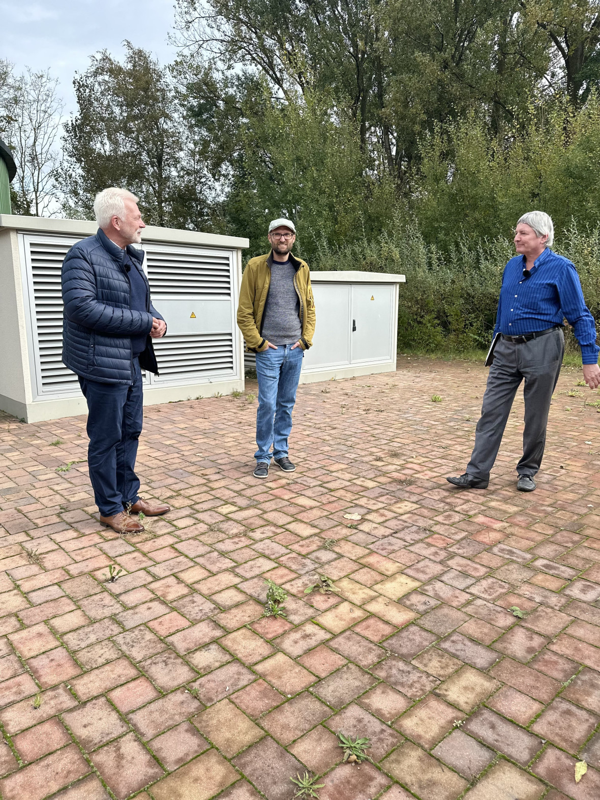 Jörg Müller (rechts) präsentiert den Windspitzenwärmespeicher