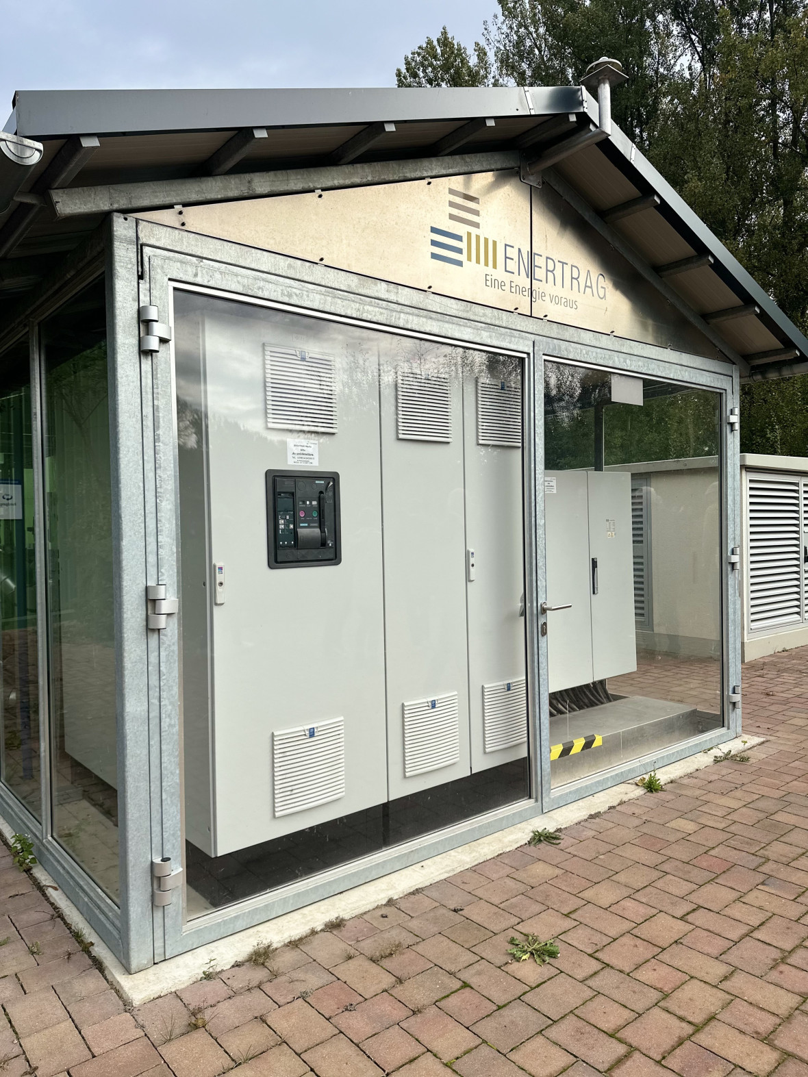 Gläserner Bau des Heizkraftwerkes