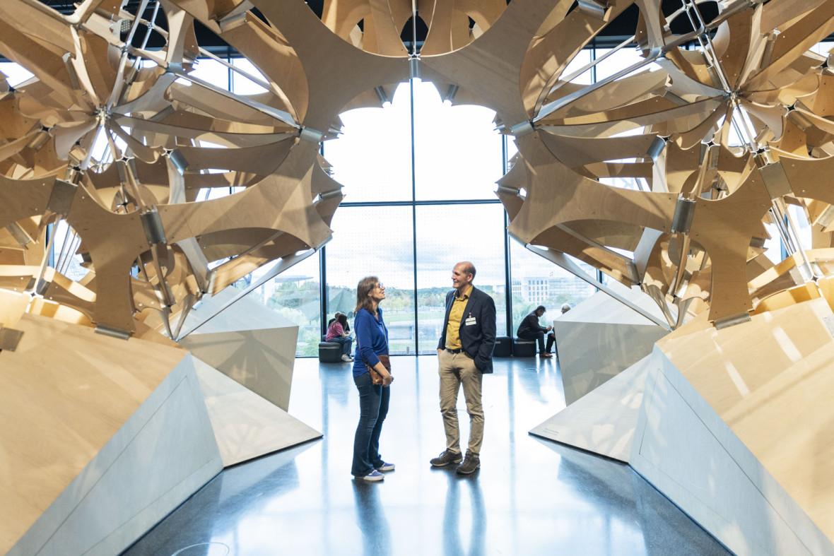 Zum informellen Austausch begaben sich die Teilnehmenden auch in die Ausstellungsräume des Futuriums.