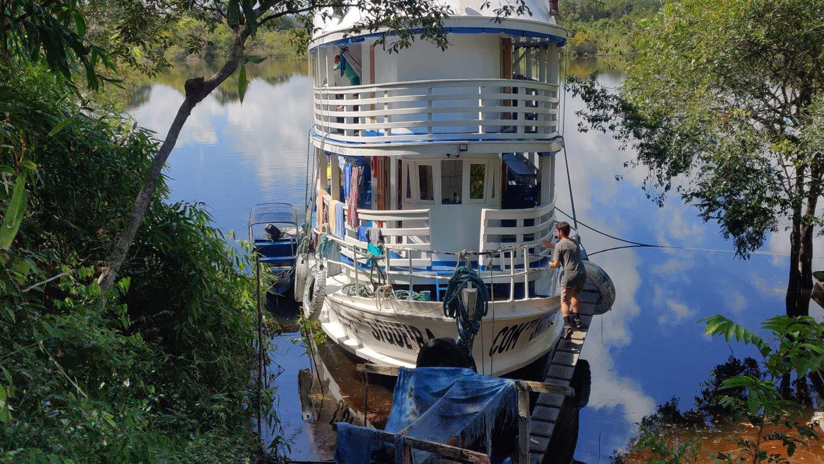 Das Forschungs- und Filmproduktionsboot auf dem Fluss Arapiuns.