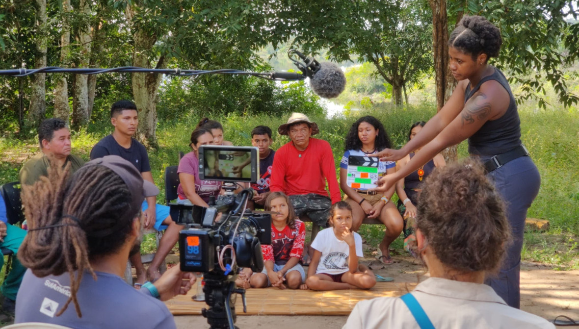 Cecília Oliveira, Mariana Lacerda und die Filmcrew in der Gemeinde Igapó-Açu.