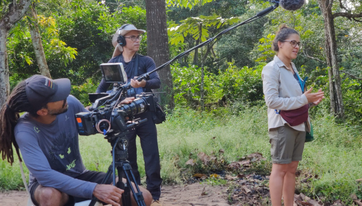 Cecília Oliveira, Mariana Lacerda und die Filmcrew in der Gemeinde Igapó-Açu.