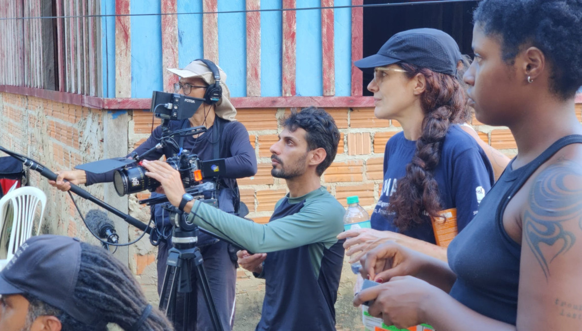 Cecília Oliveira, Mariana Lacerda und die Filmcrew in der Gemeinde Igapó-Açu.