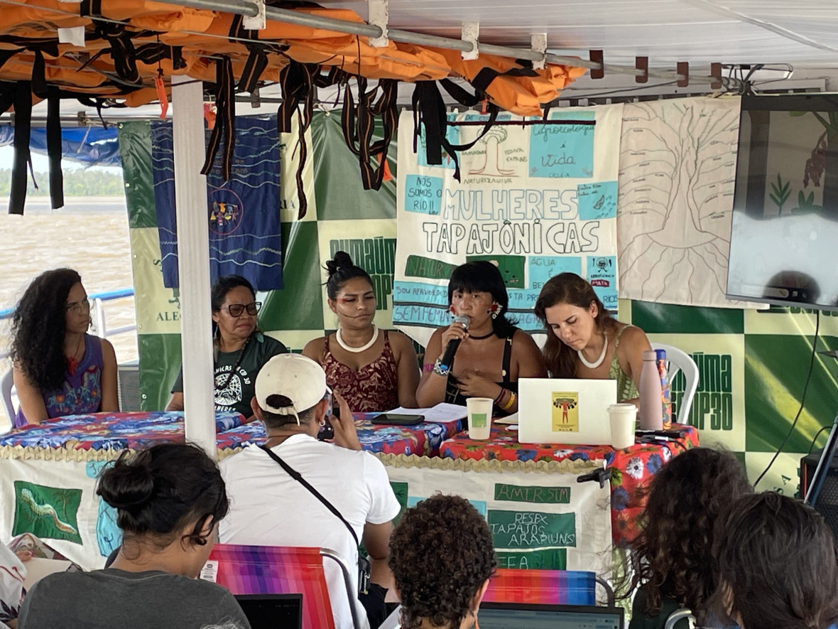 Das Programm des Bootes verbindet Kunst, Aktivismus, Wissenschaft und Geschichtenerzählen zu einer eindrucksvollen Reise von Alter do Chão nach Belém im Vorfeld der COP30.