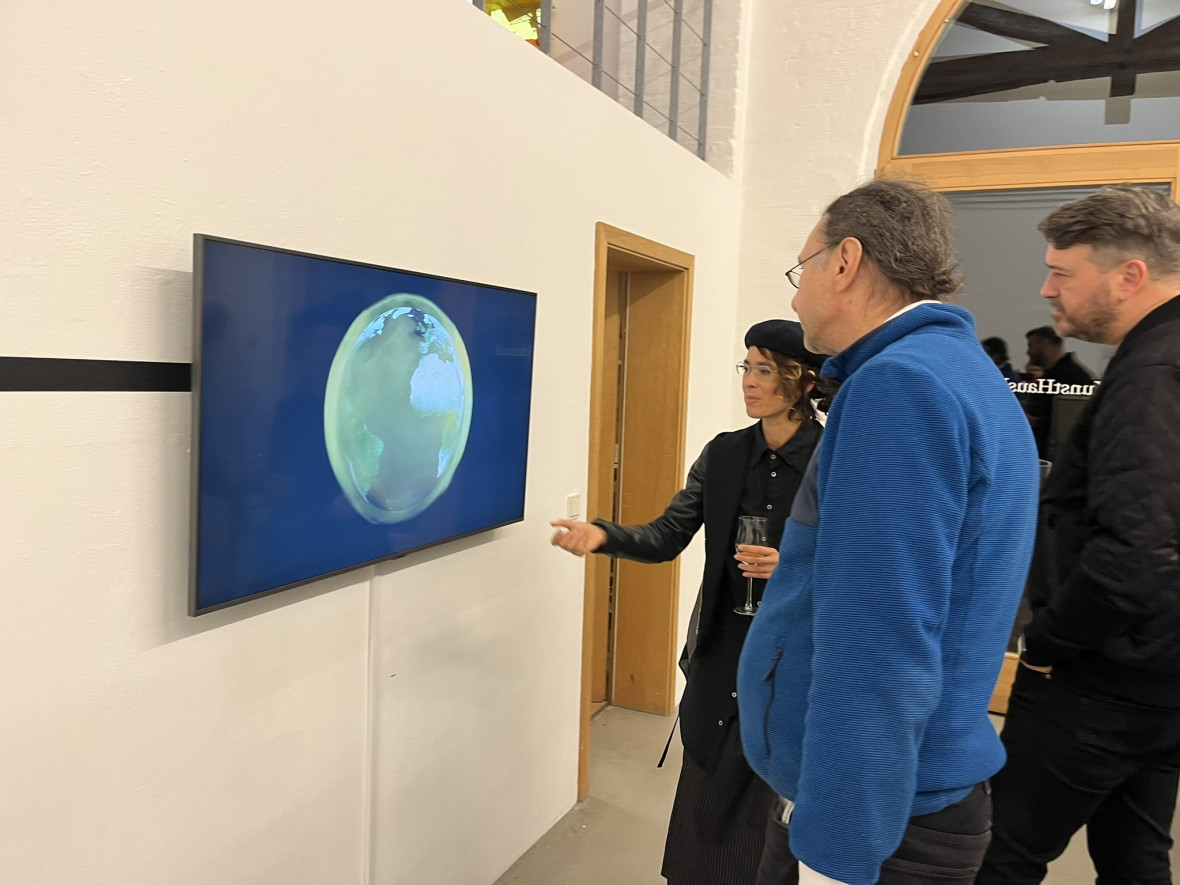 The video by Sam Spurr und Eduardo Kairuz combine social narratives and scientific analyses on the subject of lithium mining.