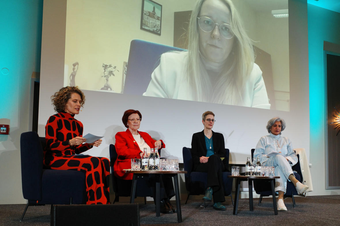 Host Julia Vismann (from left) leads the panel on "How can we advance sustainability at multiple levels in times of backlash?"with Heidemarie Wieczorek-Zeul (former Minister of Economic Cooperation and Development), Susanne Buiter (Scientific Director of the GFZ), Farhana Yamin (lawyer for climate justice) and Katja Dietrich (Mayor of Weißwasser, via videolink).
