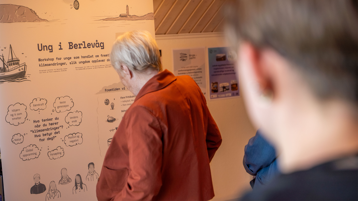 Visitors examine material from the workshop in Unjárga/Nesseby.