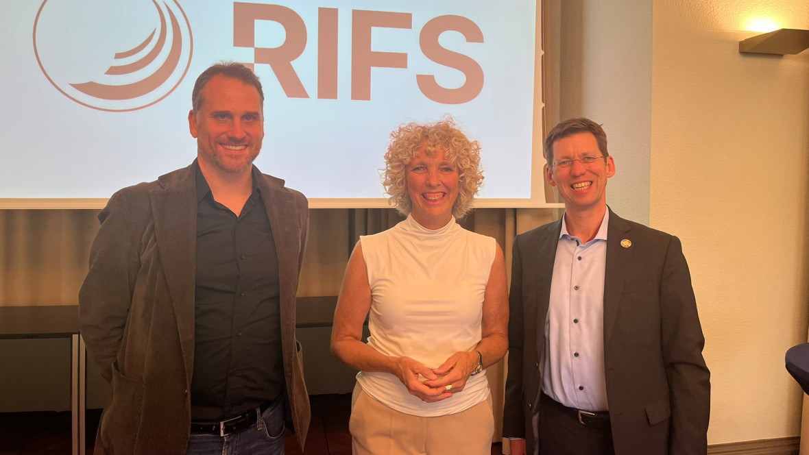 Jennifer Morgan with RIFS research group leader Rainer Quitzow (left) and RIFS director Mark Lawrence