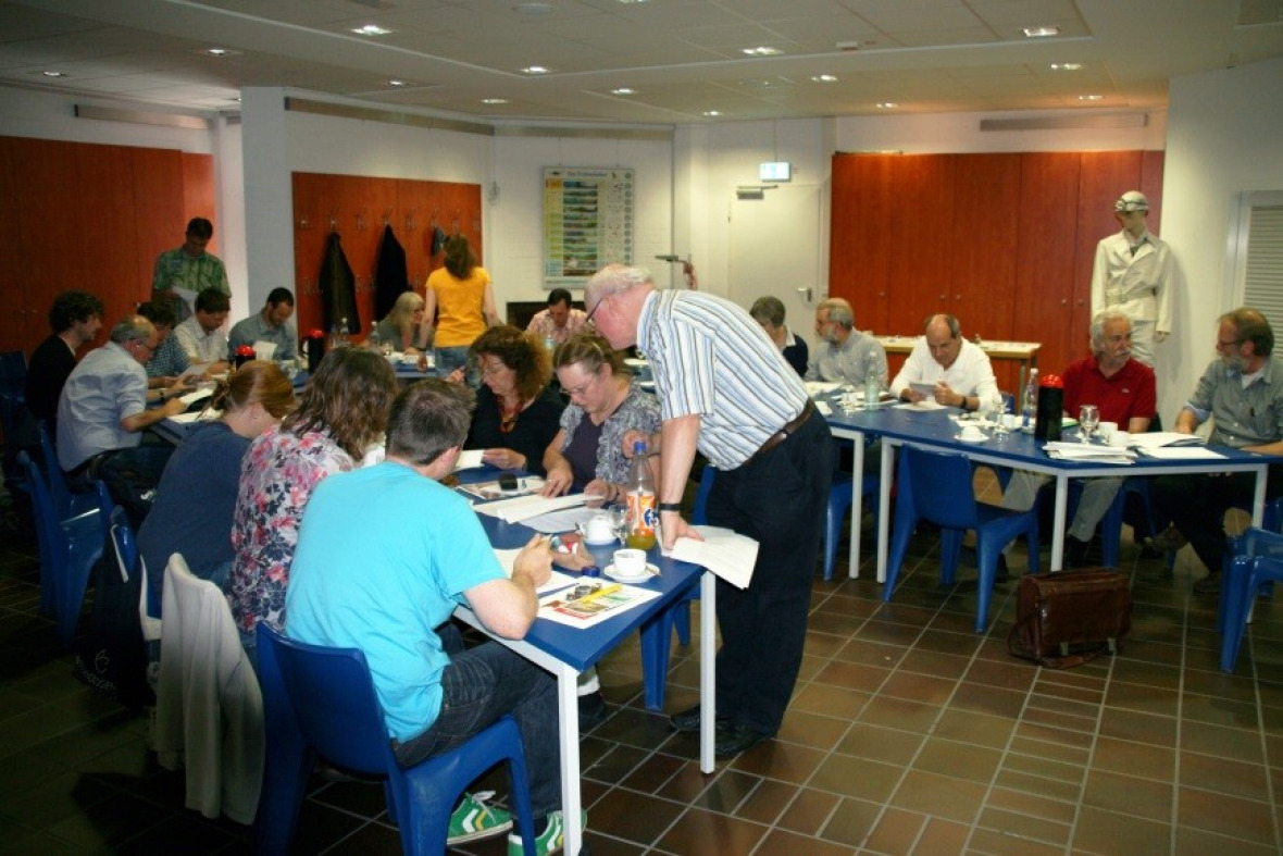 Lehrer erkunden bei einem Workshop in Bochum unsere Handy-Rohstoffbox. Photo: Simon Schneider 