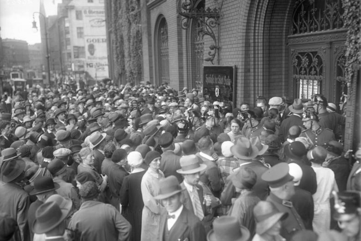 Bank Run auf eine Sparkasse im Berlin im Juli 1931. 