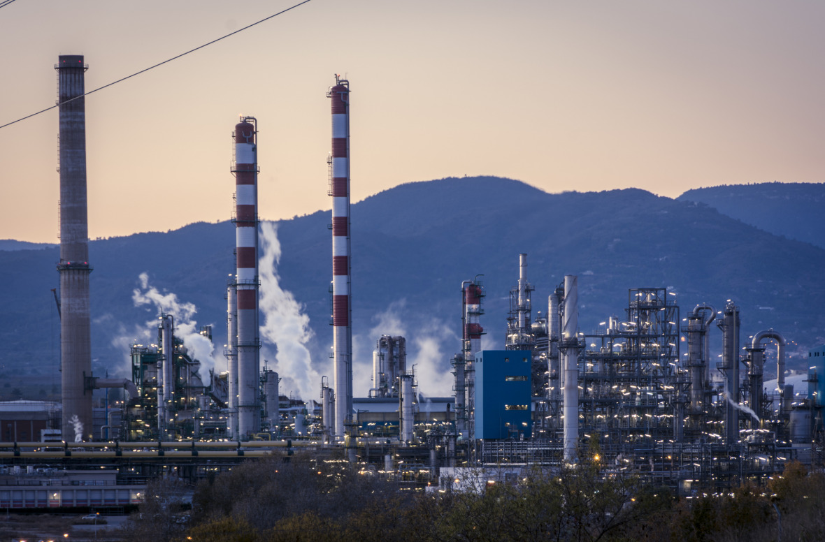 Carbon dioxide – a greenhouse gas emitted, for instance, in oil refineries – can be used as a raw material in industry. However, the process often consumes a lot of energy.