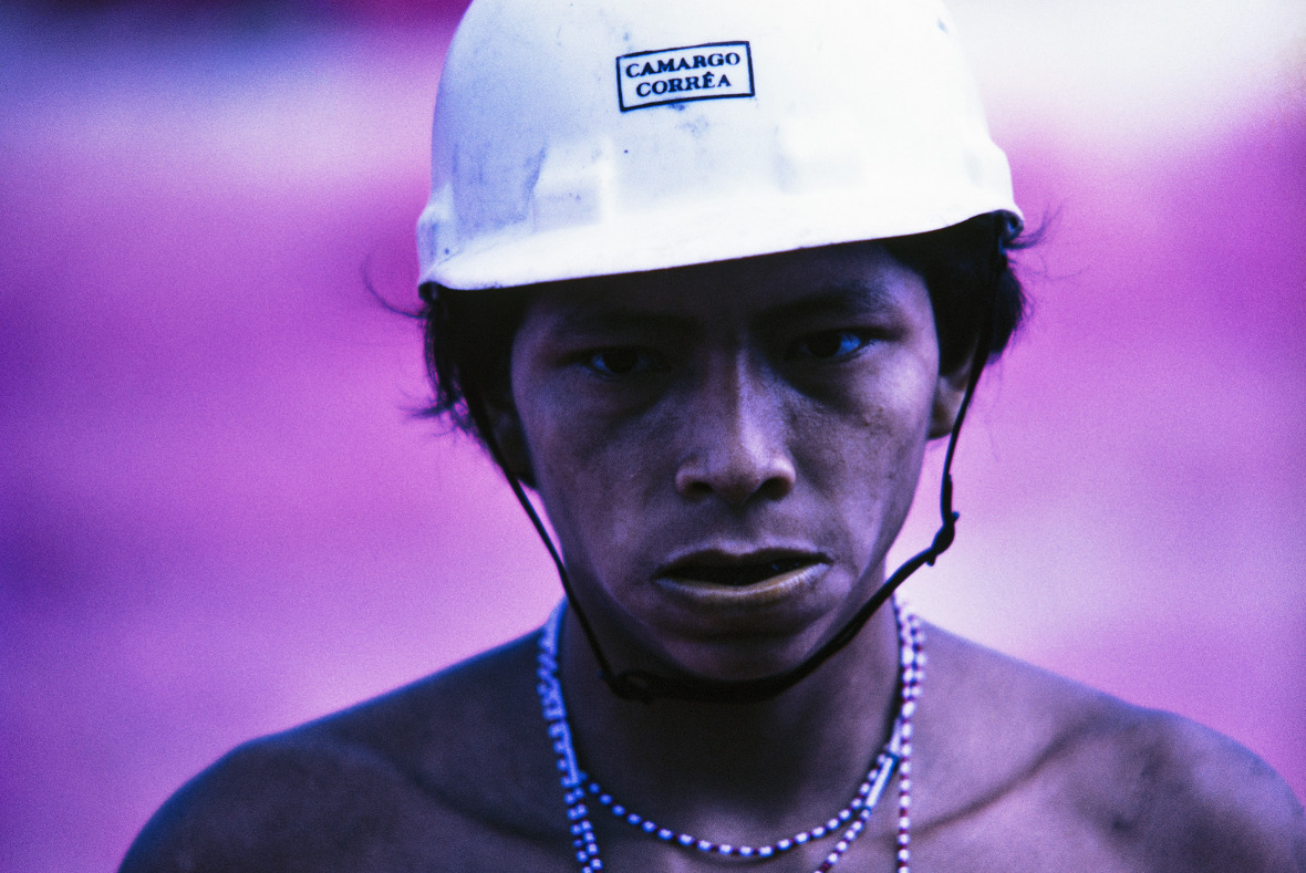 Yanomami auf einer Baustelle der Straße Perimetral Norte, Roraima - aus der Serie Consequencias do Contato - 1975