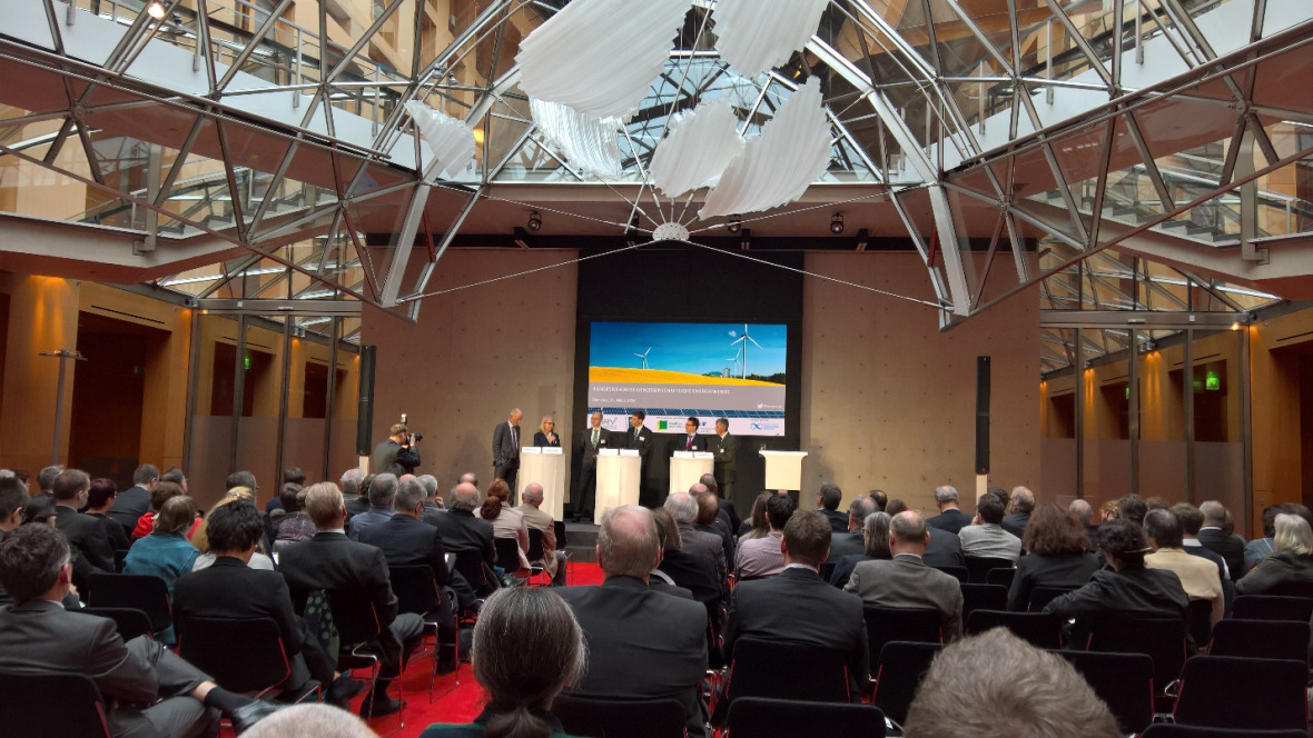 DRG Conference Bei der DGRV-Tagung im März redeten die verschiedenen Teilnehmer teilweise aneinander vorbei. Staatssekretär Baake meinte, wer nach fixen Preisen ruft, wird „zweiter Gewinner“ in der politischen Debatte sein. Doch die Genossenschaften plagt vor allem die Sorge, in Ausschreibungen zu verlieren. Foto: Craig Morris