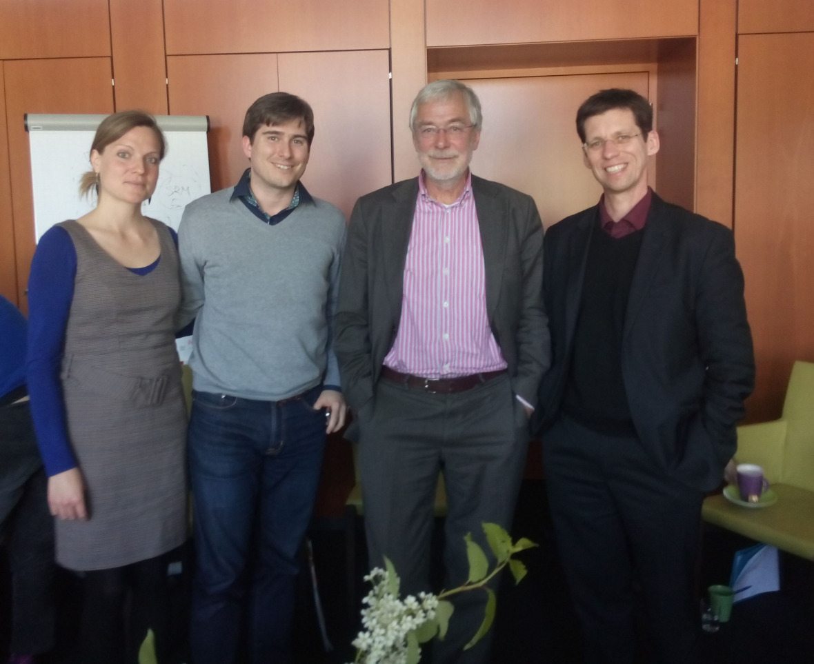 Gerald Hüther (2. von rechts) mit den IASS-WissenschaftlernZoe Lüthi und Thomas Bruhn sowie IASS-Direktor Mark G. Lawrence. (c) Thomas Bruhn