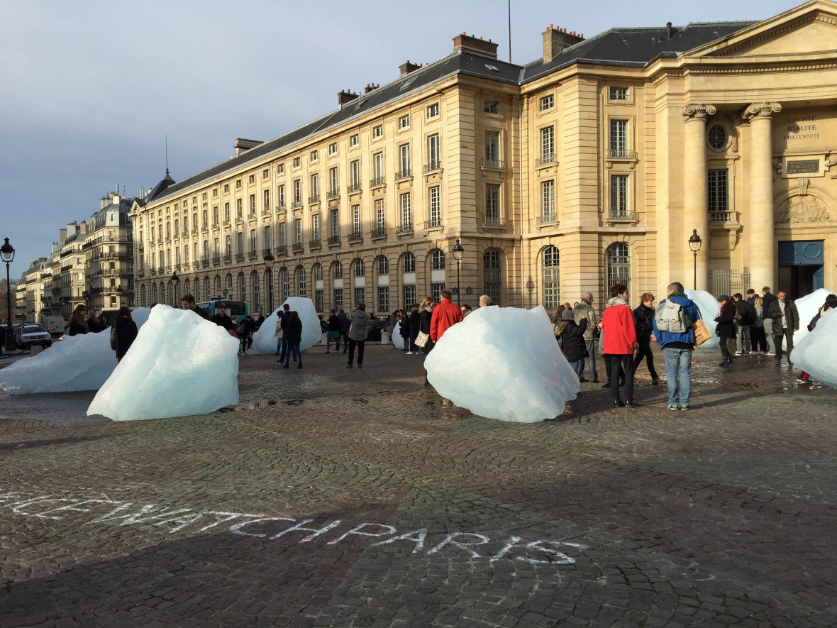 Die Kunst-Installation "Ice Watch Paris" am Place du Panthéon, Paris. (c) Kathleen Mar
