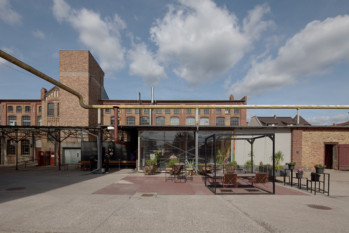 The Socio-cultural Centre (SKZ) Telux in Weißwasser is an example of successful structural transformation. The former glass factory has been transformed into a multifaceted space that combines the old and the new.