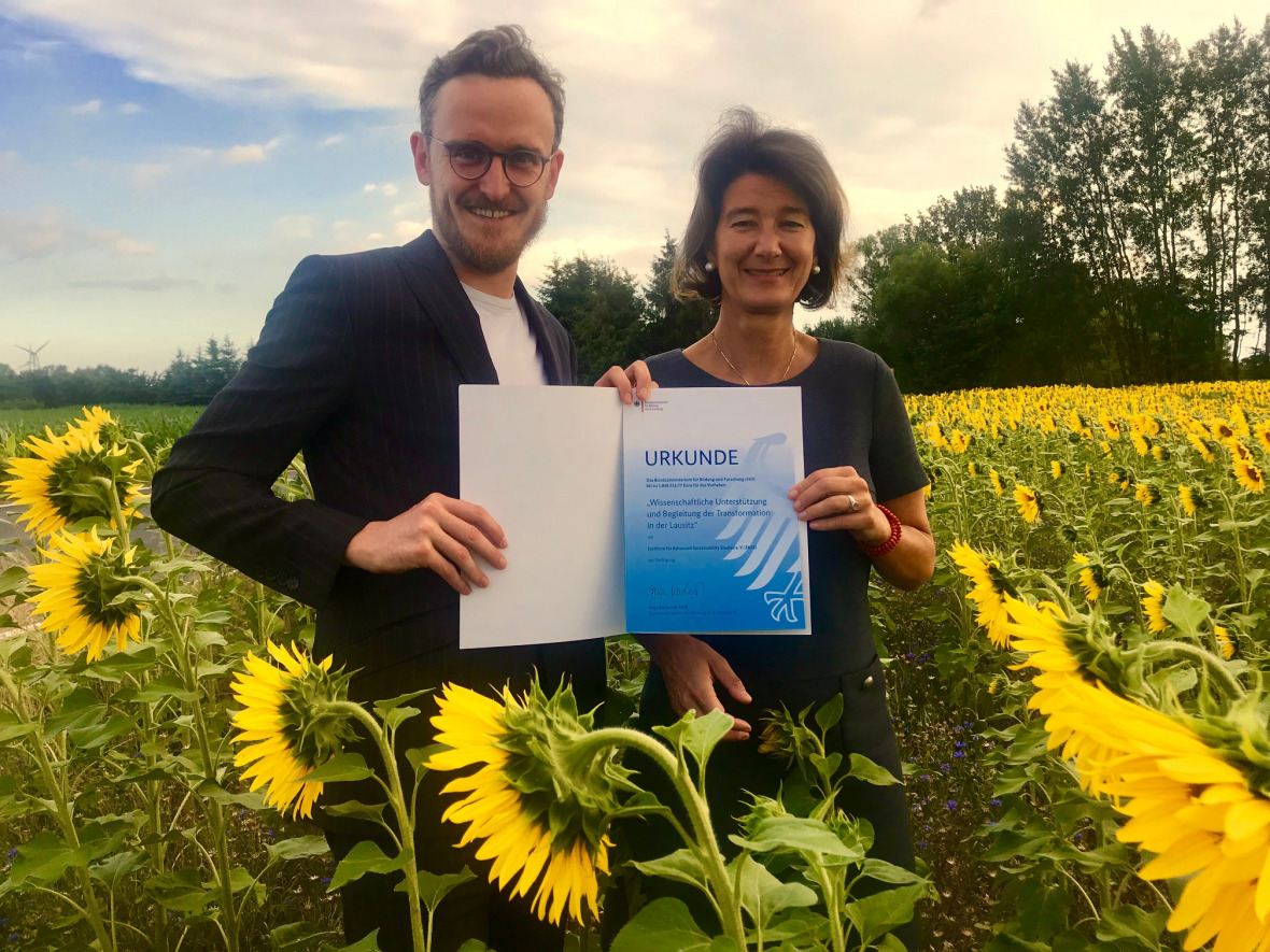 IASS Scientific Director Patrizia Nanz and the project’s scientific co-lead Jeremias Herberg received a certificate from the Federal Research Ministry at the launch of the project. 