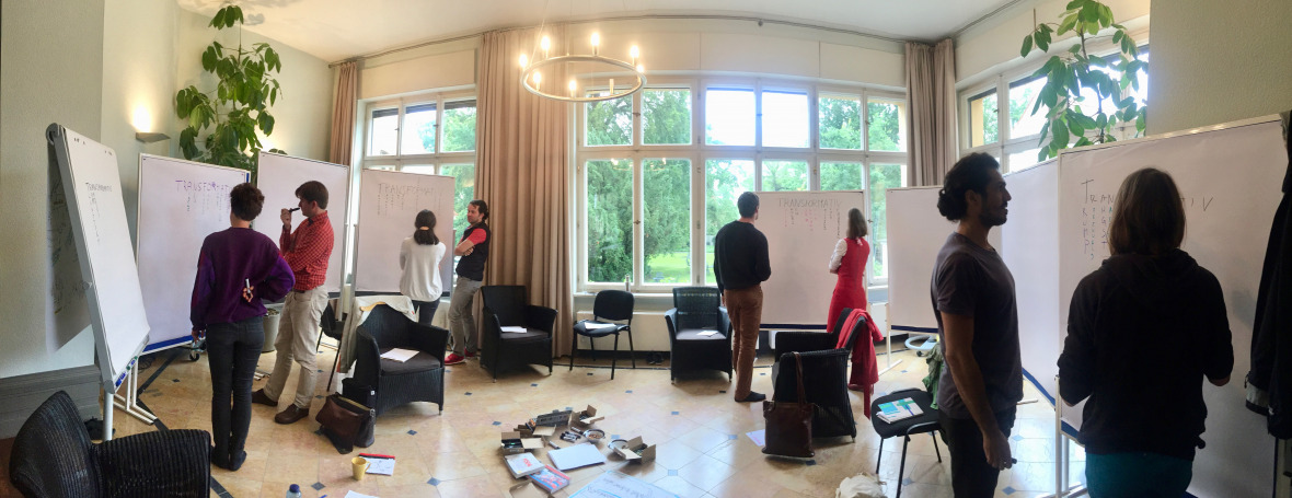 Teilnehmende bei einer “Research-and Draw”-Sitzung am IASS. Quelle: Sabine Soeder Teilnehmende bei einer “Research-and Draw”-Sitzung am IASS. (c) Sabine Soeder