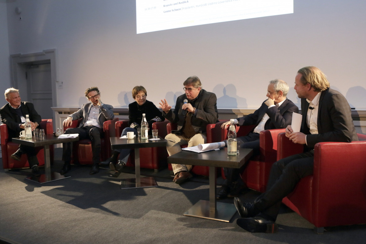 The panel. At the microphone: Philipp Holzmann (Federal Environment Agency)