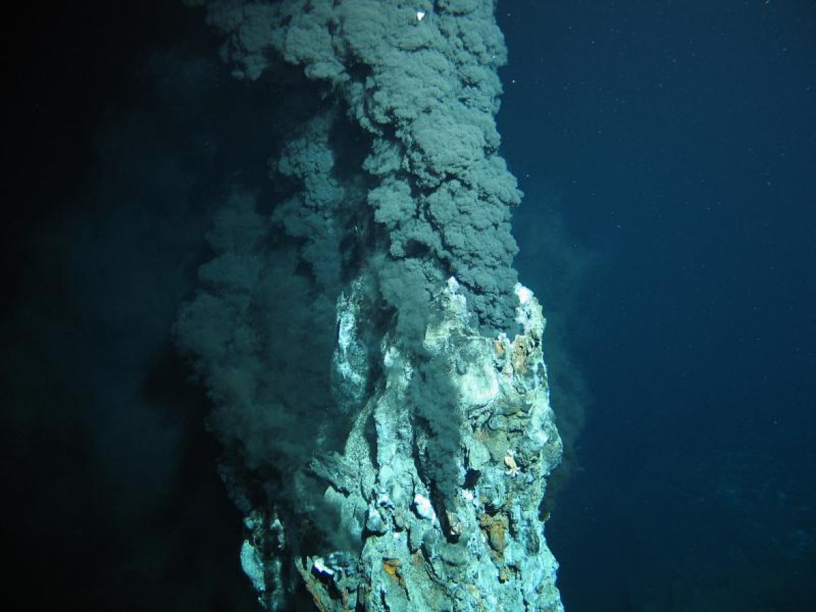 Schwarzer Raucher_ROVTeam_GEOMAR_medium Ein Schwarzer Raucher auf dem mittelatlantischen Rücken in etwa 3000 Metern Tiefe. Das Foto entstand während einer Expedition mit dem deutschen Forschungsschiff METEOR auf der Fahrt M78-2. Foto: ROV KIEL 6000, GEOMAR