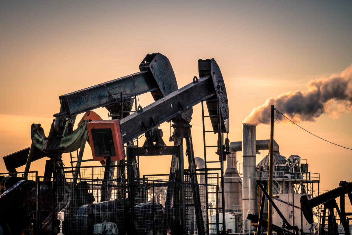 Oil Pumpjacks & Cogeneration , California, Kern County Werden die USA unter Trump einen neuen Boom fossiler Energieträger erleben? © istock/GaryKavanagh