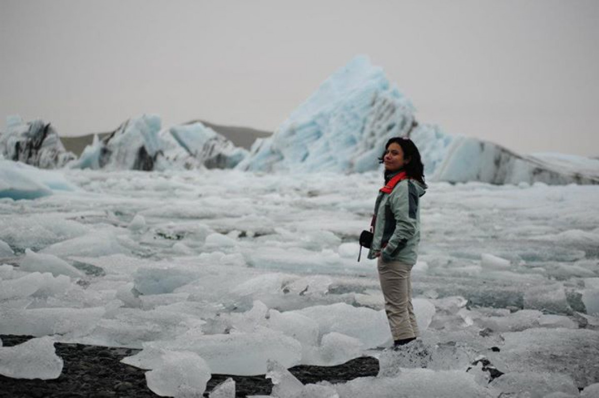 Die Arktis erwärmt sich doppelt so schnell wie andere Regionen der Welt. Unser Bild zeigt die Autorin in Island. © Juan A. Fernandez