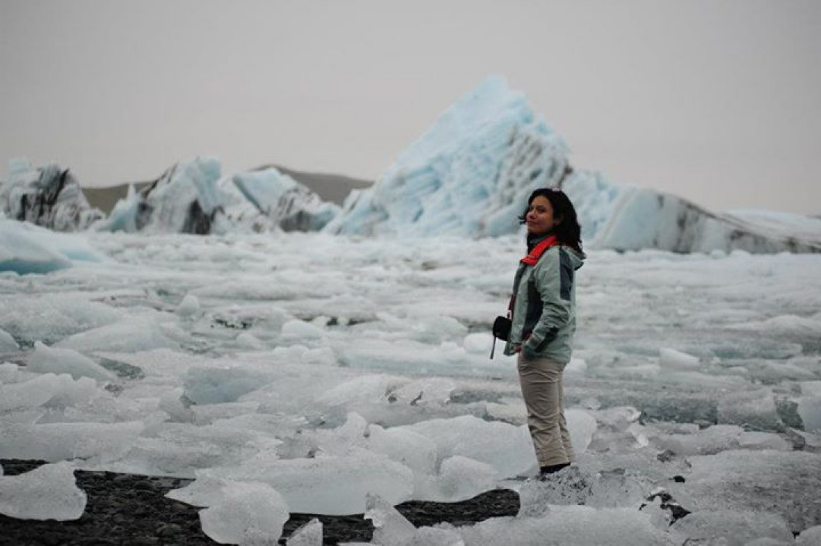 icelandII Die Arktis erwärmt sich doppelt so schnell wie andere Regionen der Welt. Unser Bild zeigt die Autorin in Island. © Juan A. Fernandez