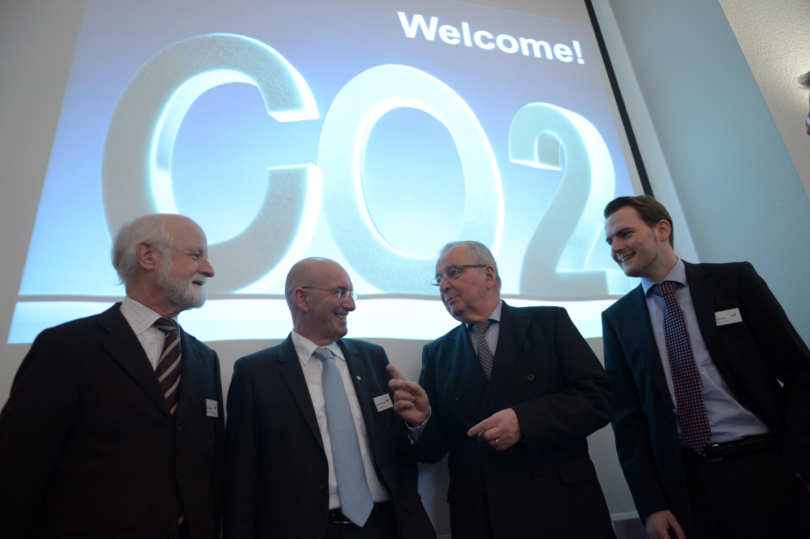 Richard Gaul (acatech), Tony Van Osselaer (Bayer Material Science), Klaus Töpfer (IASS) und André Bardow (RWTH Aachen) beim CCU-Workshop am IASS. Foto: Rainer Jensen