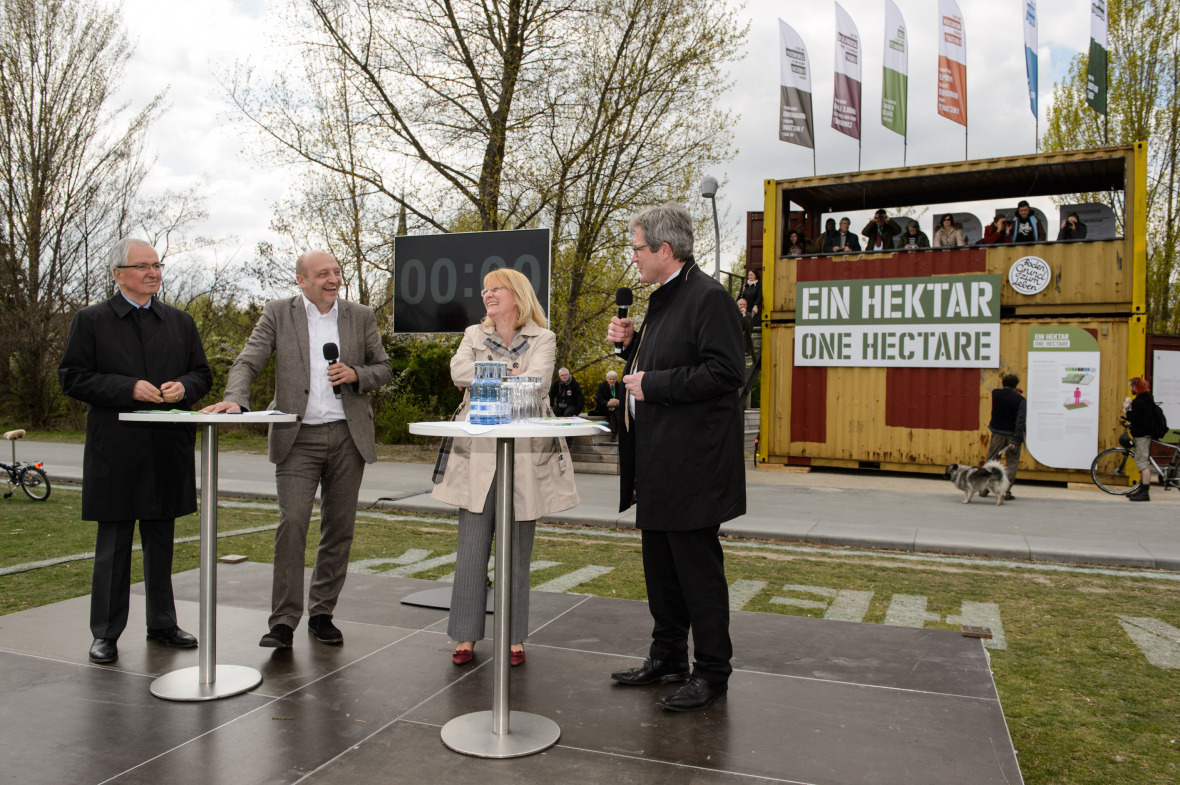 Wie können wir gegen Bodendegradation vorgehen? radioeins-Moderator Robert Skuppin (2.v.l.) im Gespräch mit Klaus Töpfer (l.), Gunther Beger und Karin Kortmann. (c)IASS/Piero Chiussi (Agentur StandArt)