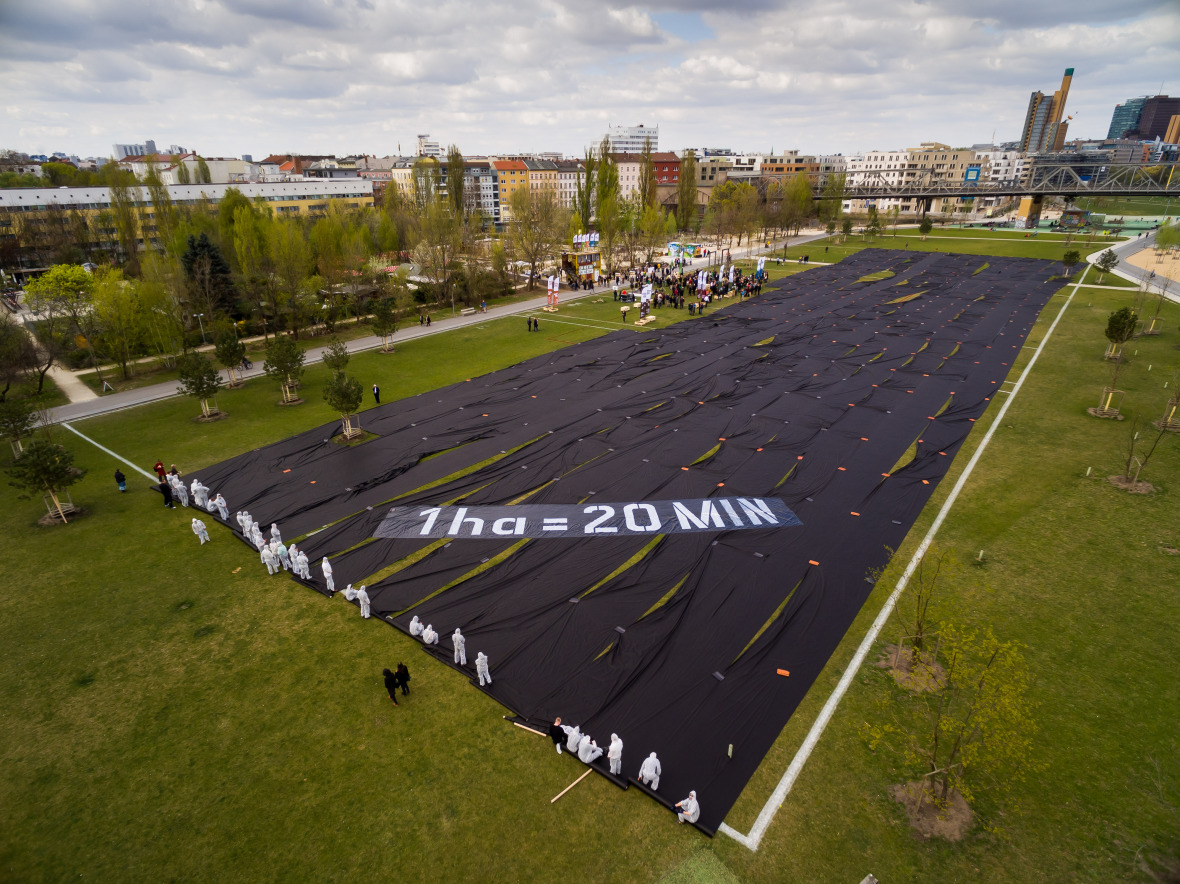 Schwarzes Feld: Zur Eröffnung der Ausstellung wurde die Fläche von einem Hektar symbolisch versiegelt. (c)IASS Schwarzes Feld: Zur Eröffnung der Ausstellung wurde die Fläche von einem Hektar symbolisch versiegelt. (c)IASS