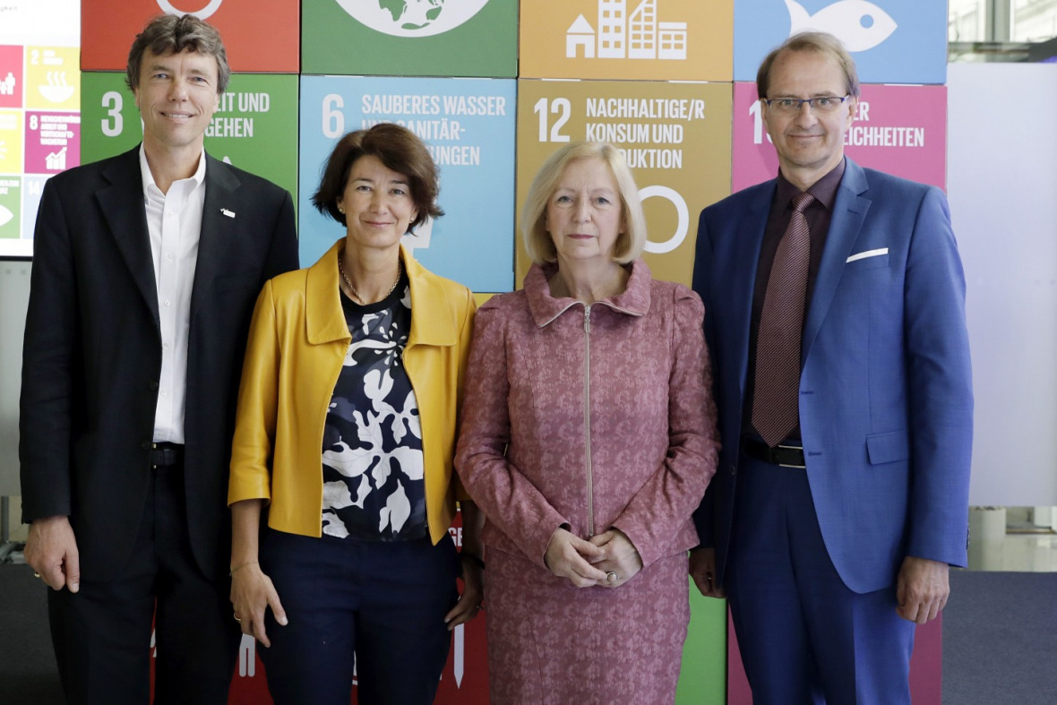 Bundesforschungsministerin Johanna Wanka (3. v.l.) und die Ko-Vorsitzenden der neuen Plattform Martin Visbeck (DKN Future Earth; links), Patrizia Nanz (IASS) und Dirk Messner (SDSN Germany) wollen mit der neuen Wissenschaftsplattform die Nachhaltigkeitsziele der Bundesregierung und der Agenda 2030 unterstützen. © FONA – Forschung für Nachhaltige Entwicklung Bundesforschungsministerin Johanna Wanka (3. v.l.) und die Ko-Vorsitzenden der neuen Plattform Martin Visbeck (DKN Future Earth; links), Patrizia Nanz (IASS) und Dirk Messner (SDSN Germany) wollen mit der neuen Wissenschaftsplattform die Nachhaltigkeitsziele der Bundesregierung und der Agenda 2030 unterstützen. © FONA – Forschung für Nachhaltige Entwicklung