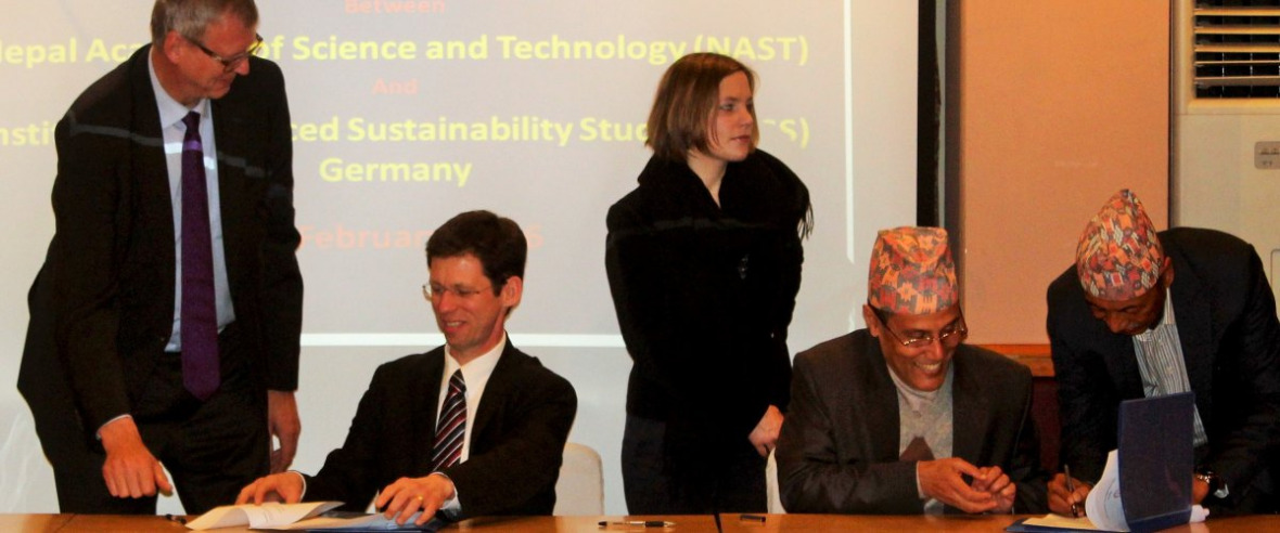Zu den Teilnehmern der Unterzeichnungszeremonie gehörten Matthias Meyer (Deutsche Botschaft in Nepal), Mark Lawrence (IASS), Birgit Lode (IASS; CCAC-Lenkungsausschuss), Jiba Raj Pokharel (NAST) und Buddhi Ratna Khadge (NAST). (c) Tika Dhakal Zu den Teilnehmern der Unterzeichnungszeremonie gehörten Matthias Meyer (Deutsche Botschaft in Nepal), Mark Lawrence (IASS), Birgit Lode (IASS; CCAC-Lenkungsausschuss), Jiba Raj Pokharel (NAST) und Buddhi Ratna Khadge (NAST). (c) Tika Dhakal