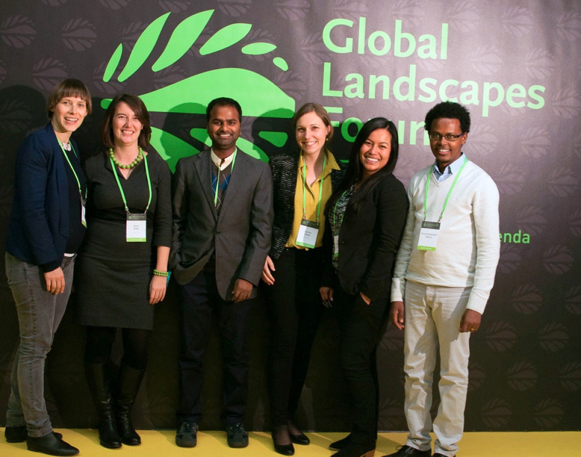 IASS-Mitarbeiter diskutierten Landnutzungsfragen auf dem Global Landscapes Forum in Paris. Hannah Janetschek, Anne Flohr, Keerthi Kiran Bandru, Larissa Stiem, Ivonne Lobos Alva und Girum Getachew Alemu (v.l.n.r). © IASS/Carolin Sperk