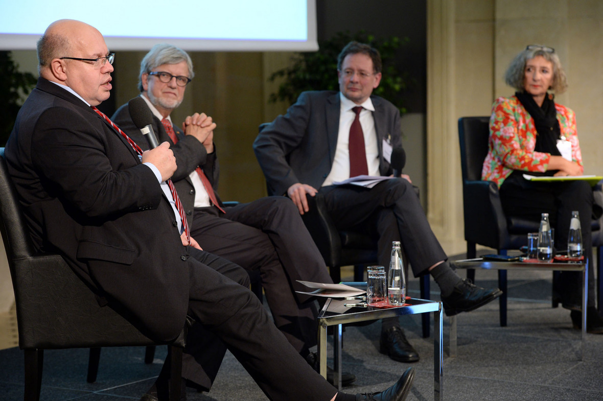 Podiumsdiskussion mit Peter Altmaier, Ortwin Renn, Alexander Müller und Adrienne Goehler. (c) IASS/David Ausserhofer