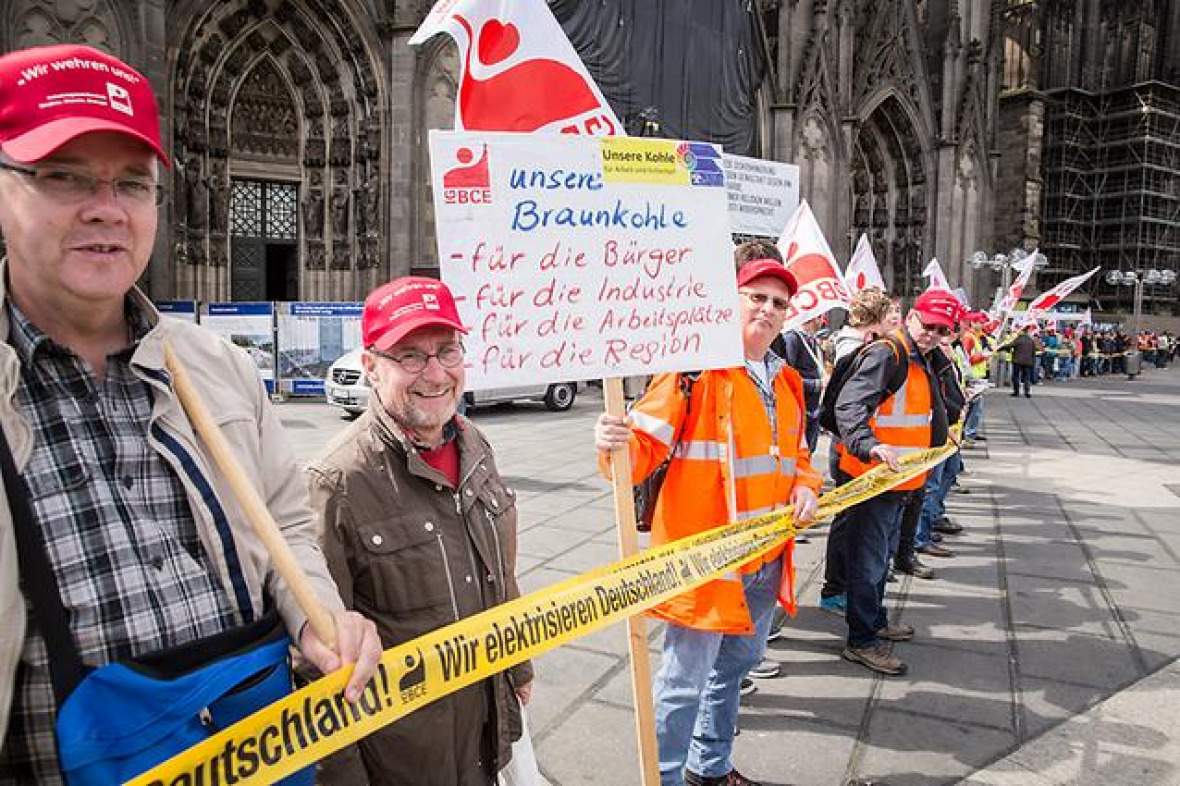 Rund 500 Demonstranten versammelten sich am 21. Mai 2015 in Köln, um gegen die Klimaabgabe auf ältere Kraftwerke Stellung zu beziehen. Mit einer Menschenkette um den Kölner Dom und der Verteilung von Braunkohle-Tütchen machten sie auf sich aufmerksam. © Markus Feger Rund 500 Demonstranten versammelten sich am 21. Mai 2015 in Köln, um gegen die Klimaabgabe auf ältere Kraftwerke Stellung zu beziehen. Mit einer Menschenkette um den Kölner Dom und der Verteilung von Braunkohle-Tütchen machten sie auf sich aufmerksam. © Markus Feger