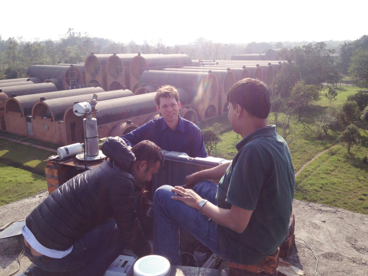 Mark Lawrence, Wissenschaftlicher Direktor am IASS, und Kollegen installieren wissenschaftliche Instrumente, um atmosphärische Parameter in Lumbini in Süd-Nepal zu messen. © Birgit Lode