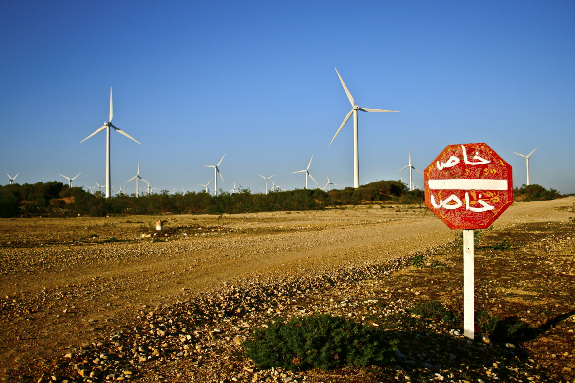 Windräder in Marokko. In dem nordafrikanischen Land gibt es starke politische Unterstützung für erneuerbare Energiequellen. (c) istock/VerdeeProduction