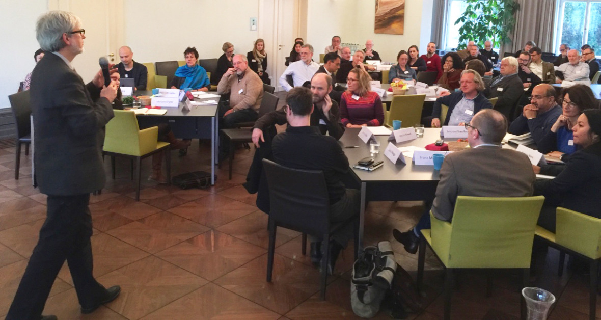Ortwin Renn, wissenschaftlicher Direktor am IASS, begrüßte die Teilnehmer, die Fachkenntnisse aus Naturwissenschaften, Psychologie, Soziologie, Pädagogik, Philosophie, Theologie und Geschichte in den Workshop einbrachten. © Ilan Chabay/IASS Ortwin Renn, wissenschaftlicher Direktor am IASS, begrüßte die Teilnehmer, die Fachkenntnisse aus Naturwissenschaften, Psychologie, Soziologie, Pädagogik, Philosophie, Theologie und Geschichte in den Workshop einbrachten. © Ilan Chabay/IASS