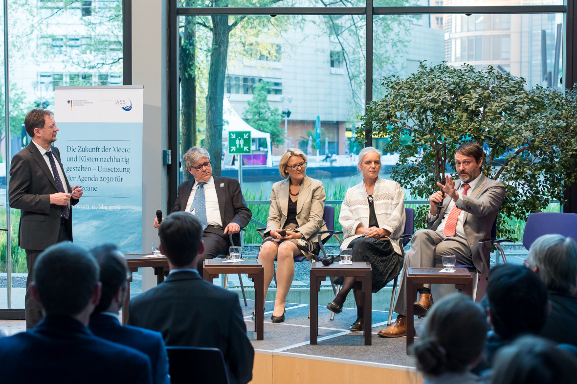 Beim Parlamentarischen Abend diskutierte Alexander Müller (Rat für nachhaltige Entwicklung) mit Jan Olsson (Schwedischer Botschafter für die Umwelt), Tania Rödiger-Vorwerk (BMZ), Mette Wilkie (UNEP) und Luc Bas (Weltnaturschutzunion IUCN). © IASS/Thomas Ecke