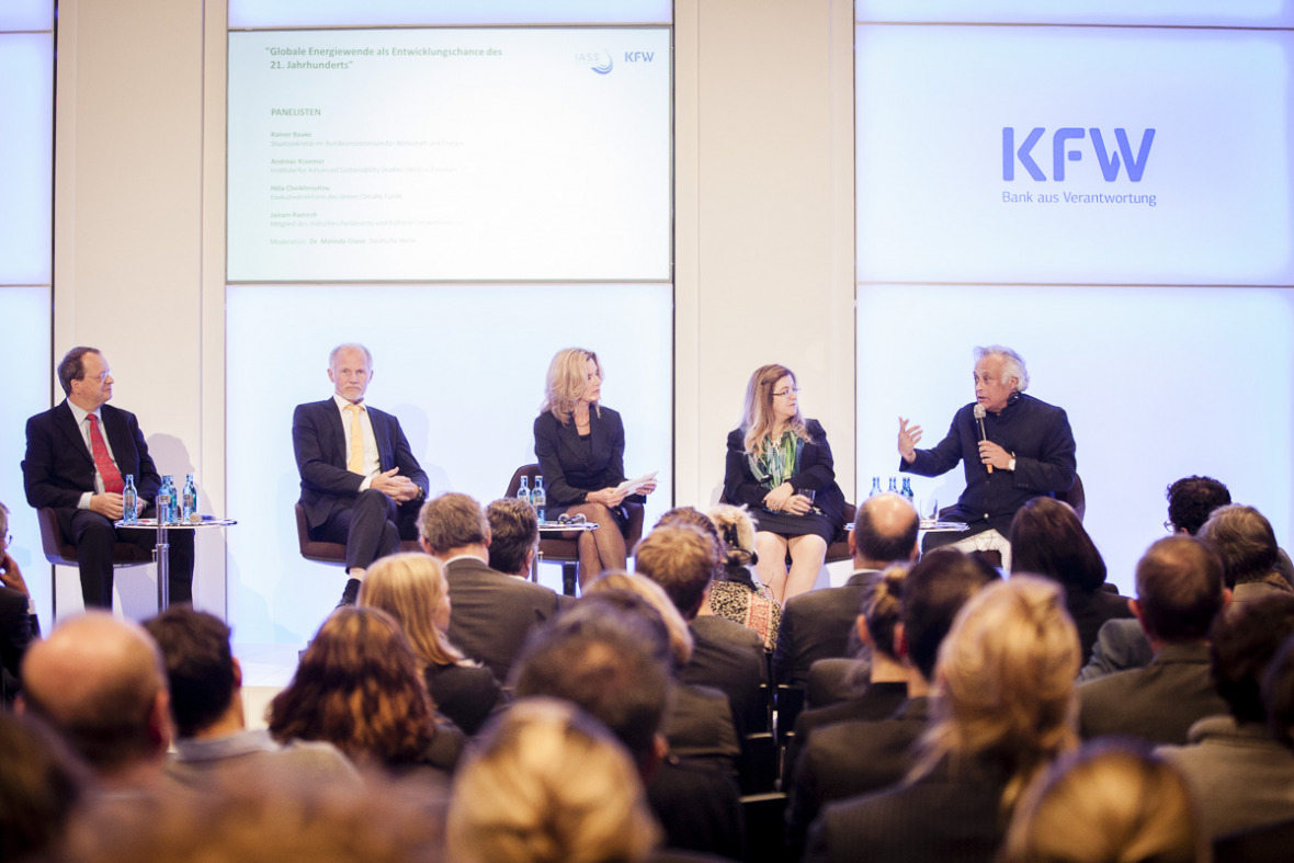 Teilnehmer der Podiumsdiskussion (v.l.n.r.) - R. Andreas Kraemer, Rainer Baake, Melinda Crane, Héla Cheikhrouhou, Jairam Ramesh. KfW Bankengruppe/Jan Zappner, Raum 11