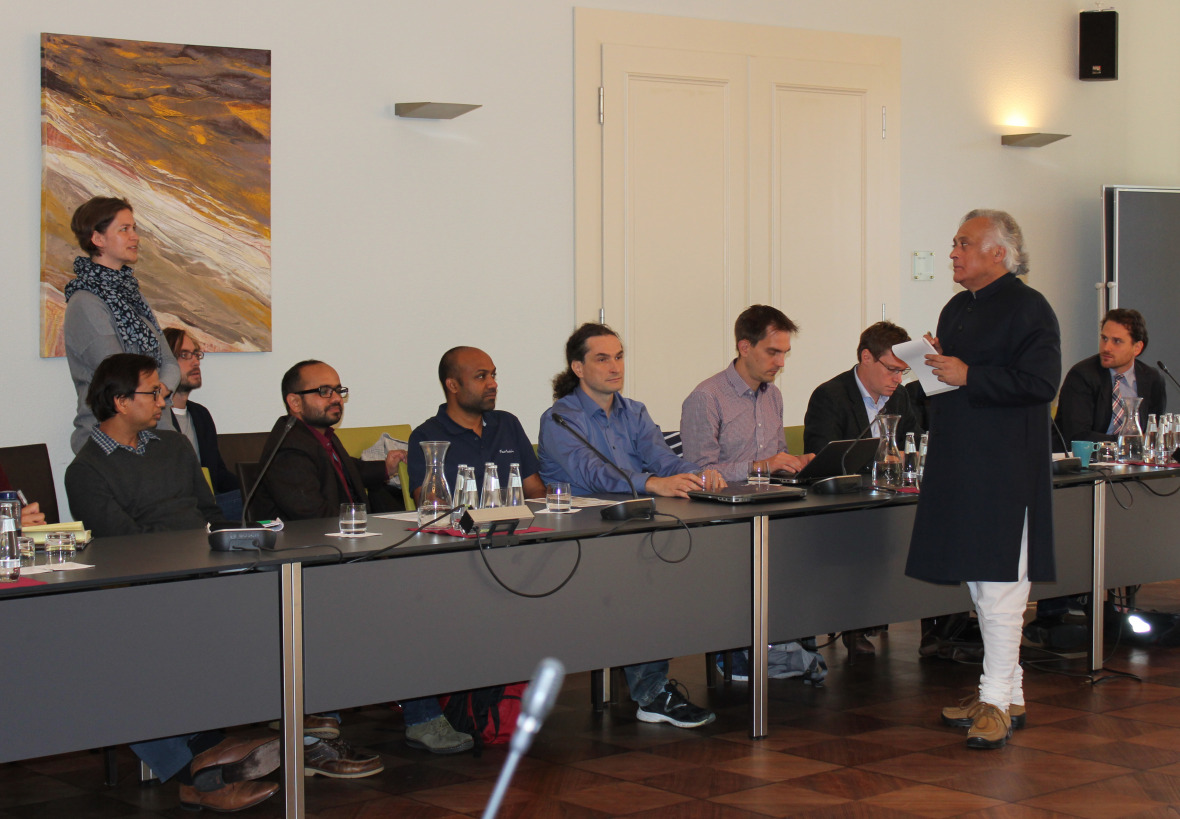 Jairam Ramesh diskutierte mit Zuhörern über Indiens Abhängigkeit von Kohle, die Vorbildfunktion der deutschen Energiewende und seine Erwartungen an die Klimakonferenz in Paris. © IASS/Bianca Schröder