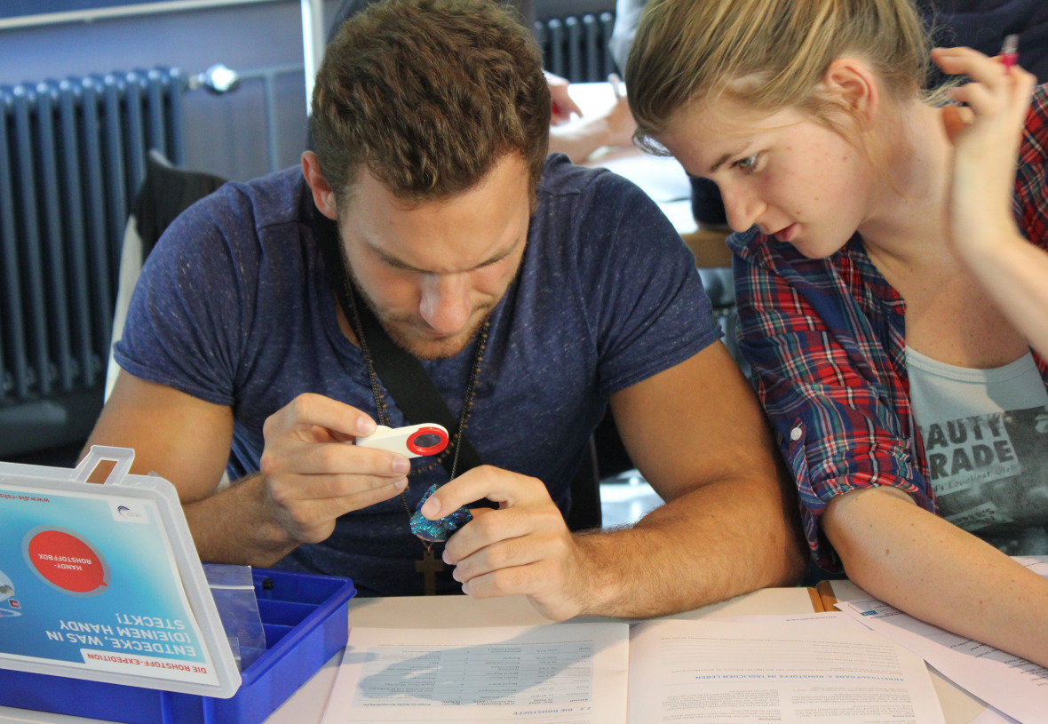 Zwei Schüler beim Ausprobieren der Rohstoffbox in Berlin. Foto: Galek/IASS
