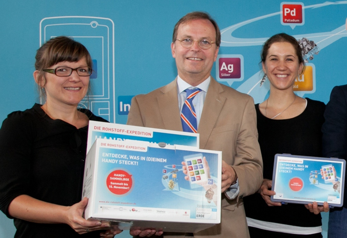 Aneta Galek (IASS), Thomas Rachel (Parlamentarischer Staatssekretär BMBF) und Britta Bookhagen (IASS) bei der Vorstellung der Rohstoff-Expedition in Berlin. Foto: Wissenschaftsjahr 2012 – Zukunftsprojekt Erde/BMBF